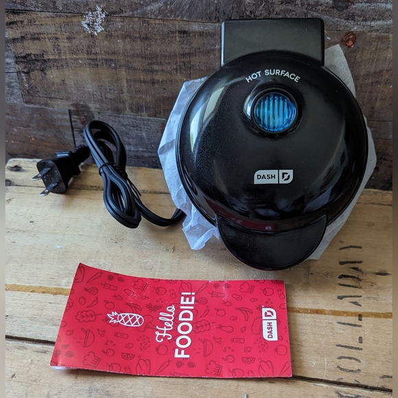 New in Box Dash Mini Skull Electric Waffle Maker - Picture 9 of 16